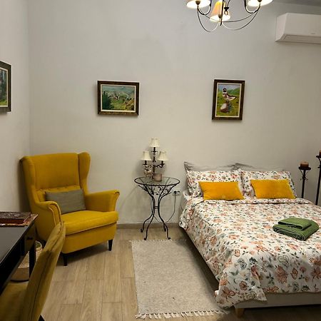 Appartamento Cozy House With Backyard At Iraklio Attikis Atene Esterno foto