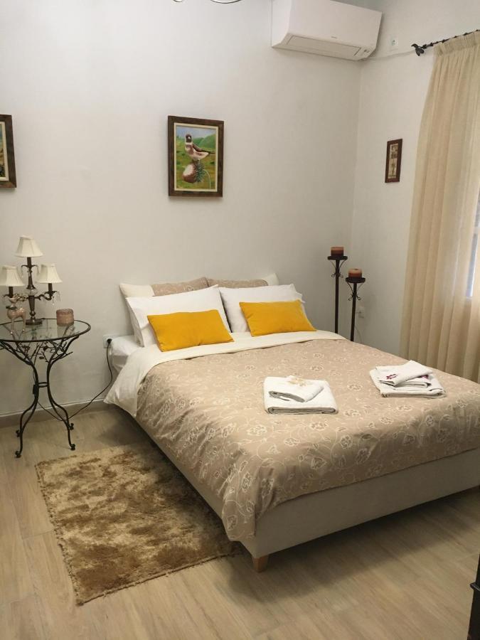 Appartamento Cozy House With Backyard At Iraklio Attikis Atene Esterno foto