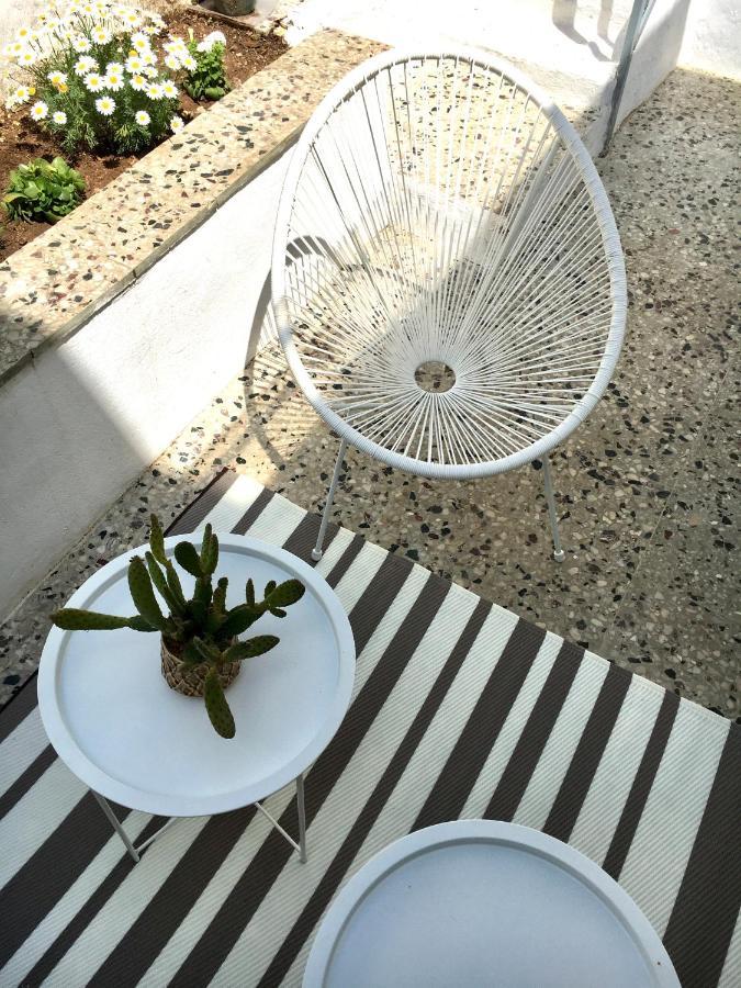 Appartamento Cozy House With Backyard At Iraklio Attikis Atene Esterno foto