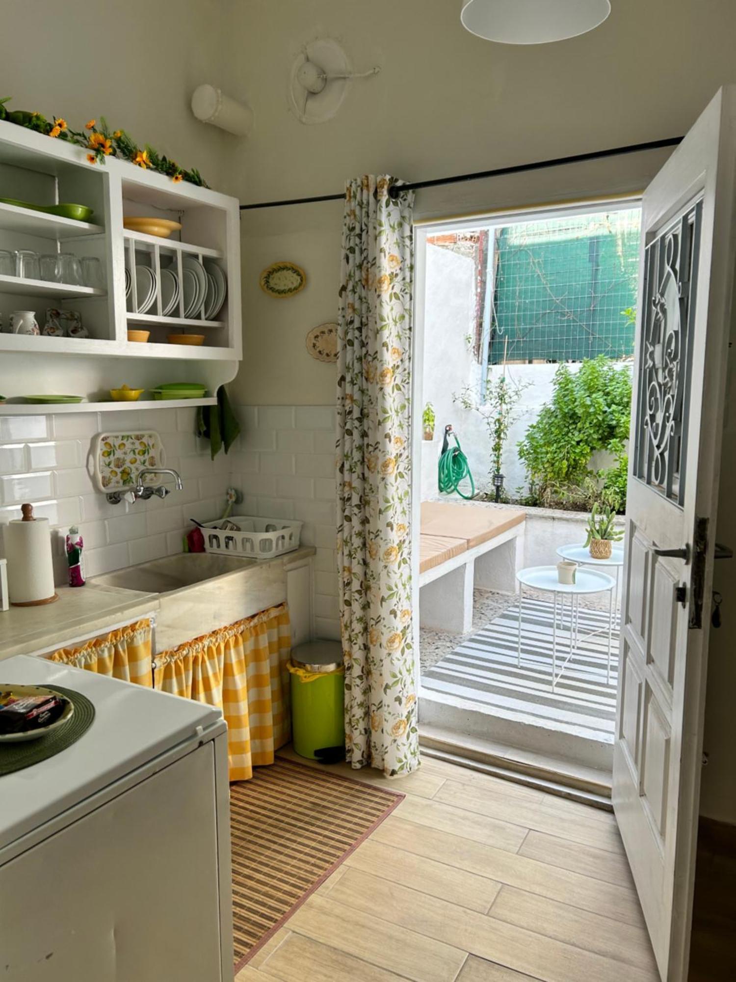 Appartamento Cozy House With Backyard At Iraklio Attikis Atene Esterno foto