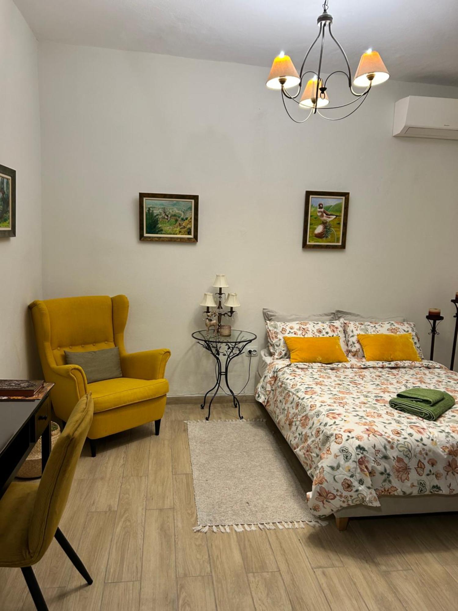 Appartamento Cozy House With Backyard At Iraklio Attikis Atene Esterno foto
