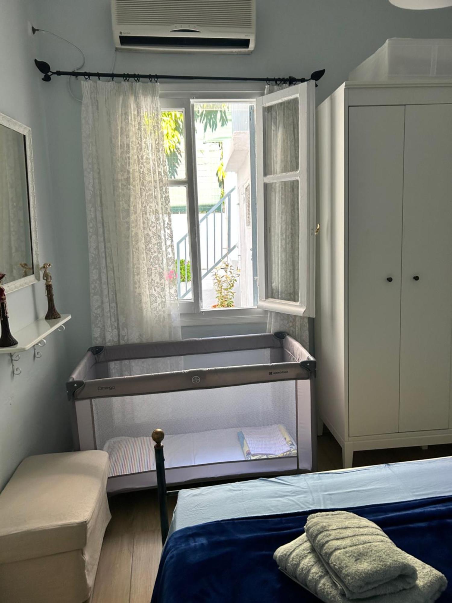 Appartamento Cozy House With Backyard At Iraklio Attikis Atene Esterno foto