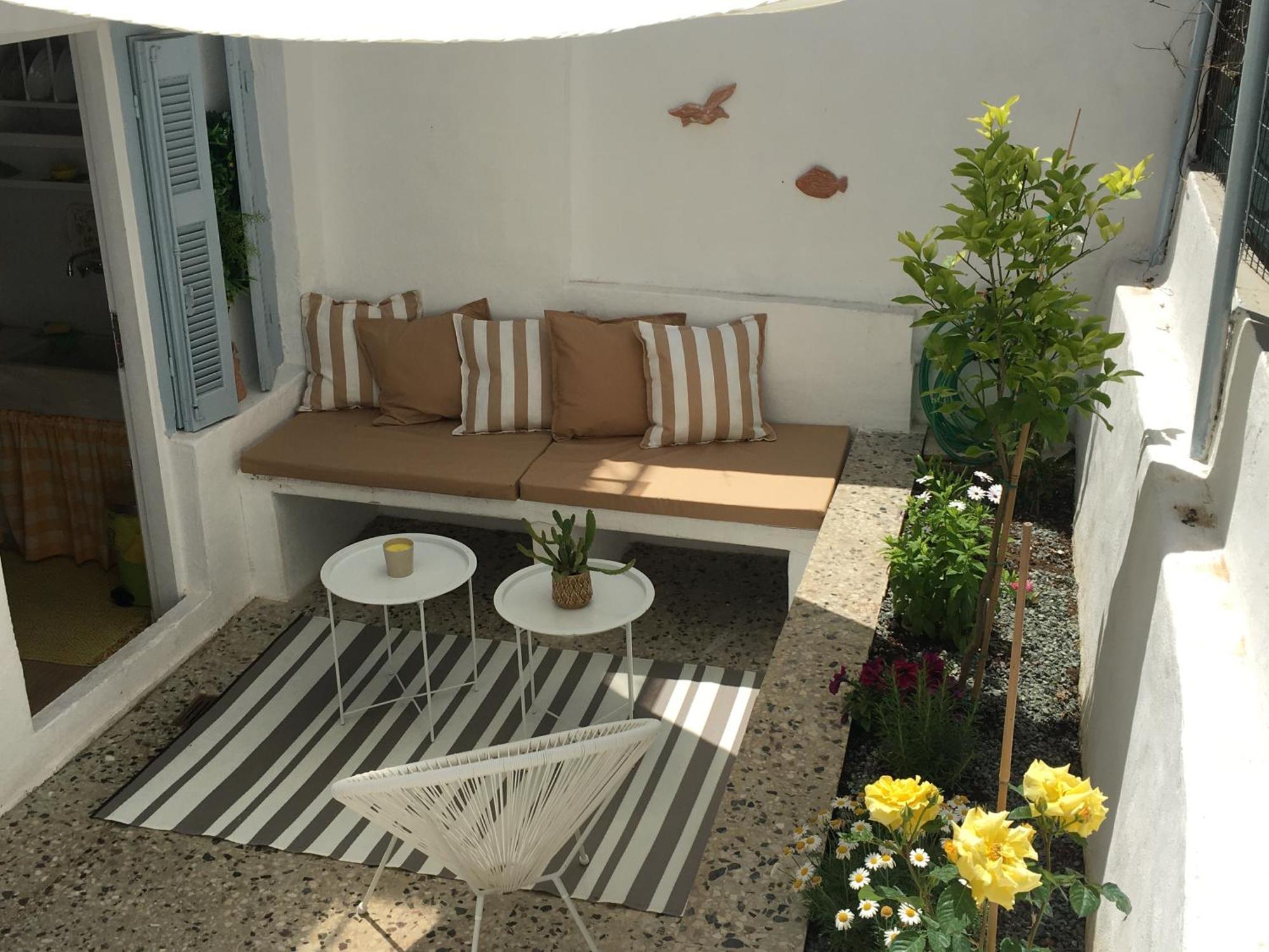 Appartamento Cozy House With Backyard At Iraklio Attikis Atene Esterno foto