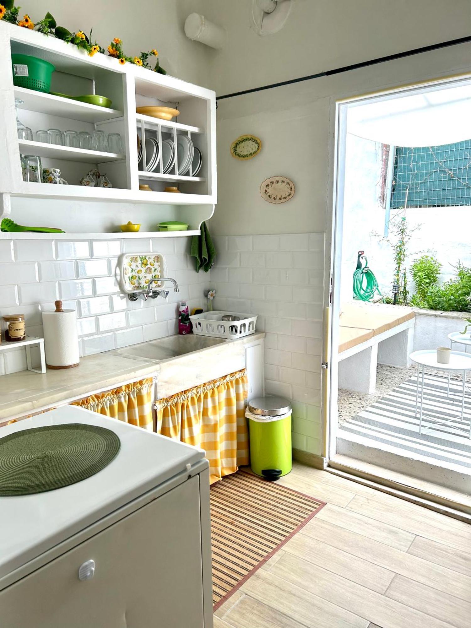 Appartamento Cozy House With Backyard At Iraklio Attikis Atene Esterno foto