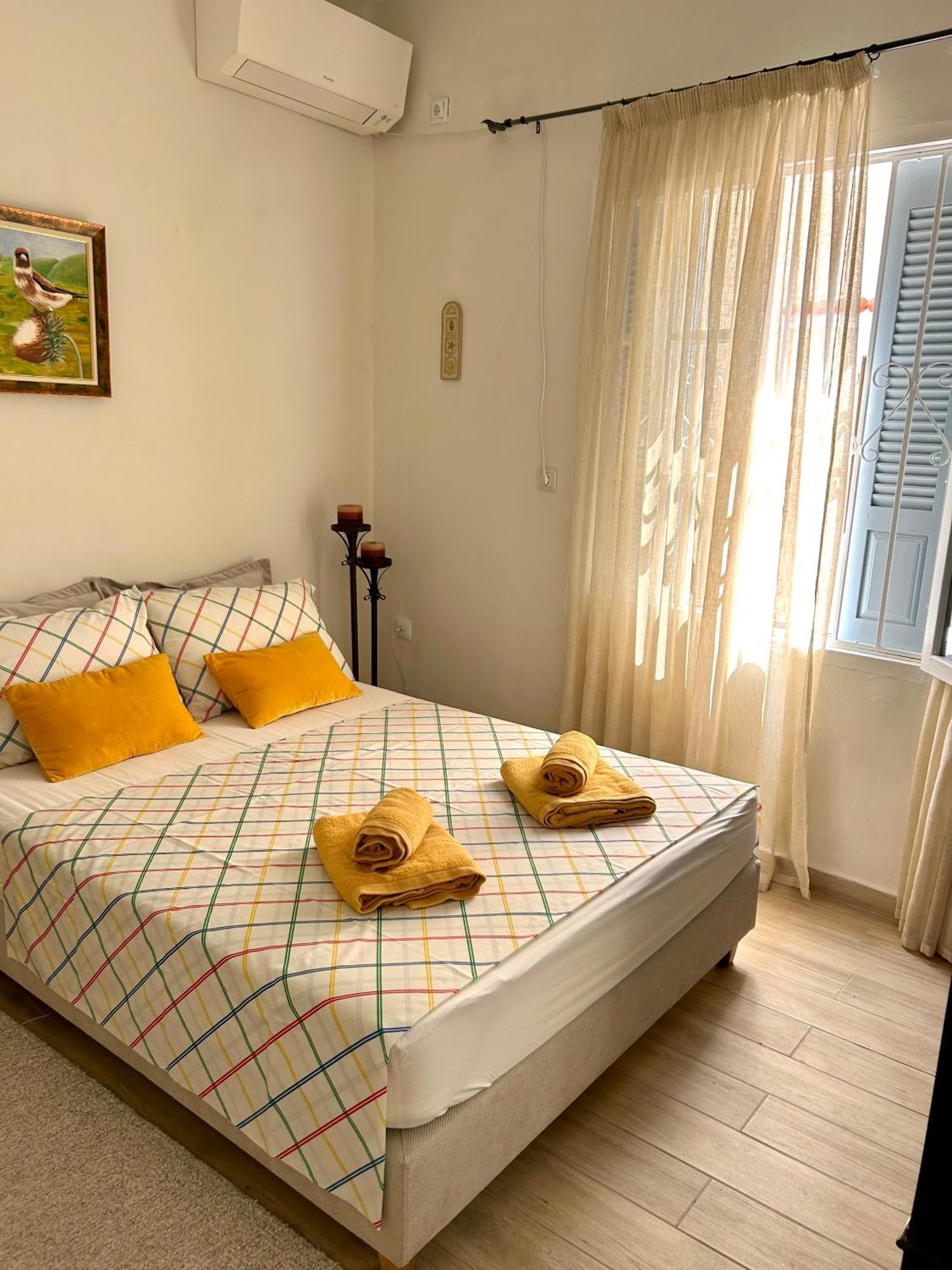 Appartamento Cozy House With Backyard At Iraklio Attikis Atene Esterno foto